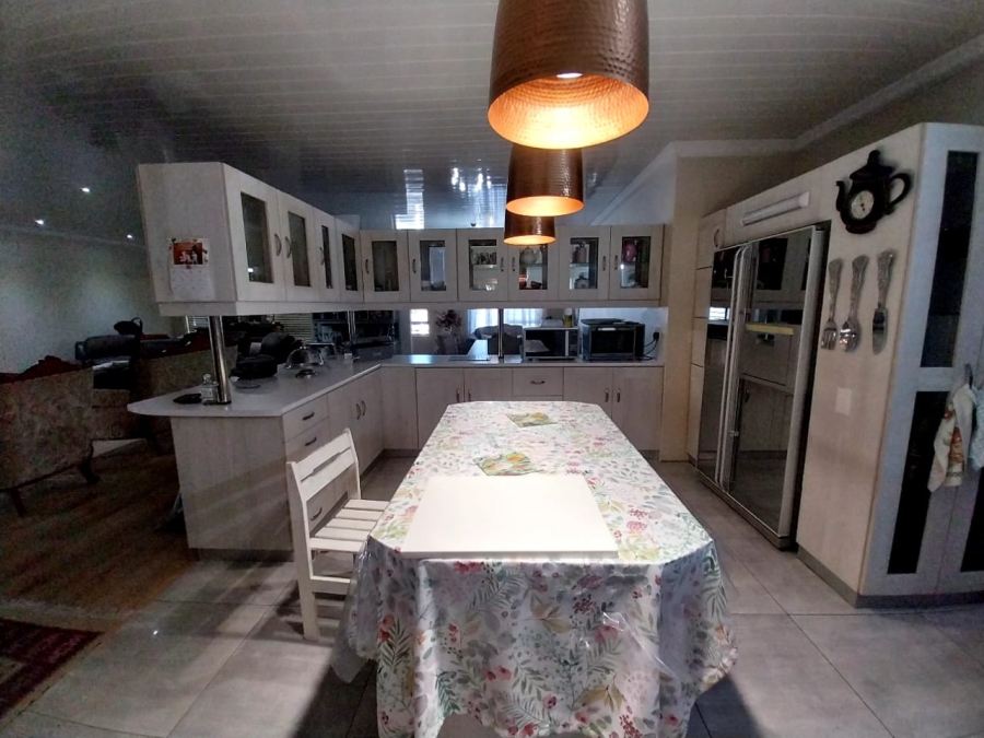 3 Bedroom Property for Sale in Van Riebeeck Park Western Cape